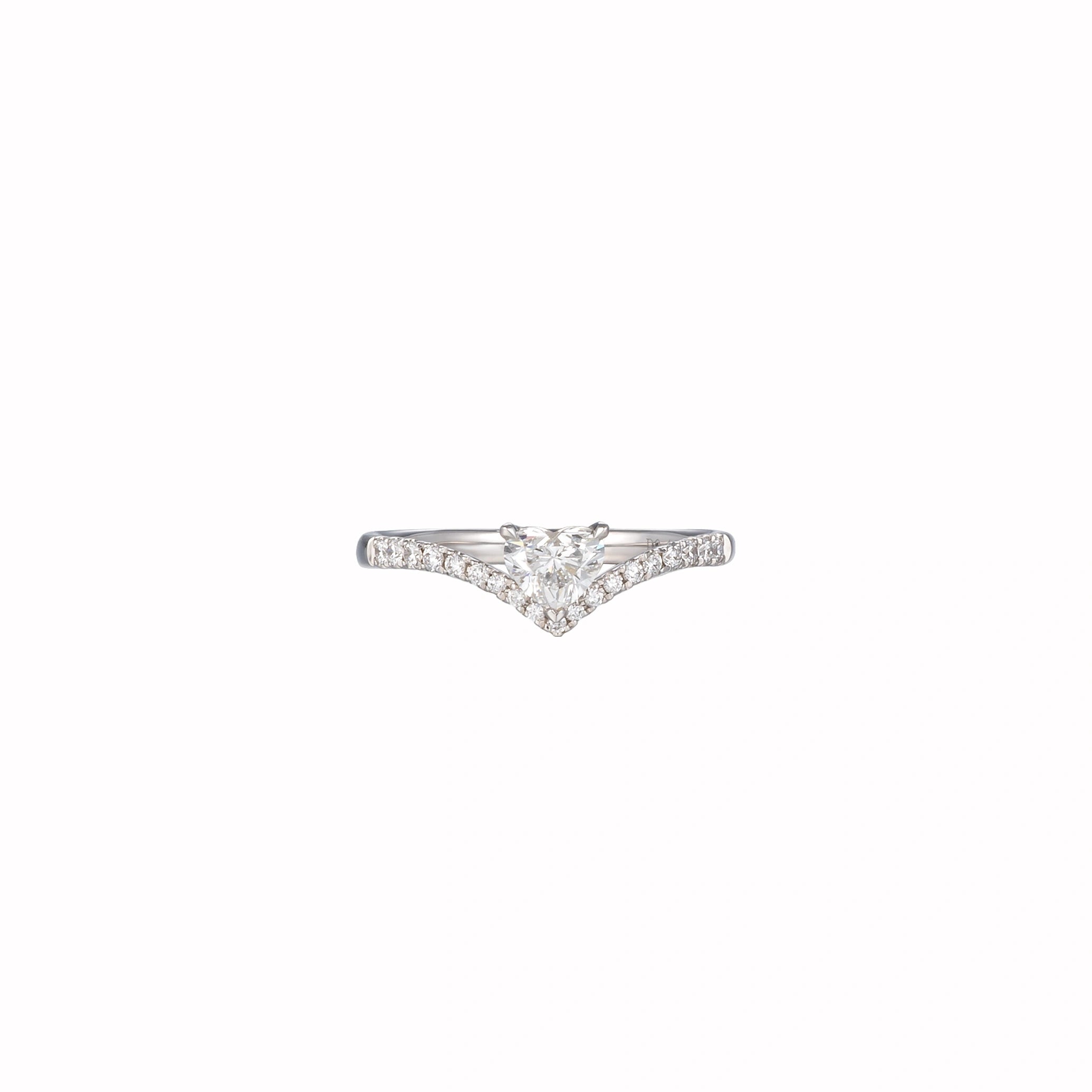 LeMing 18K white gold heart diamond ring with pavé V-shaped band