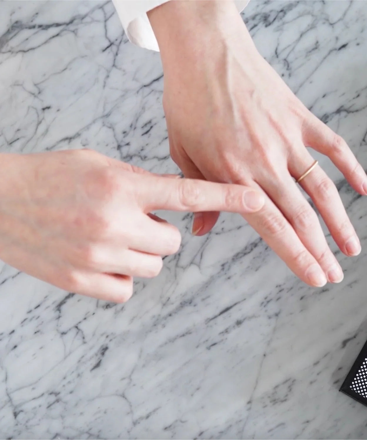 Hand pointing to the finger for ring sizing, showing how to choose which finger to measure for the LeMing ring size guide.