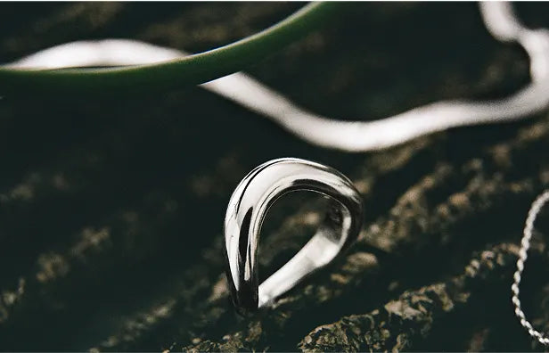 LeMing polished sterling silver ring with contemporary design
